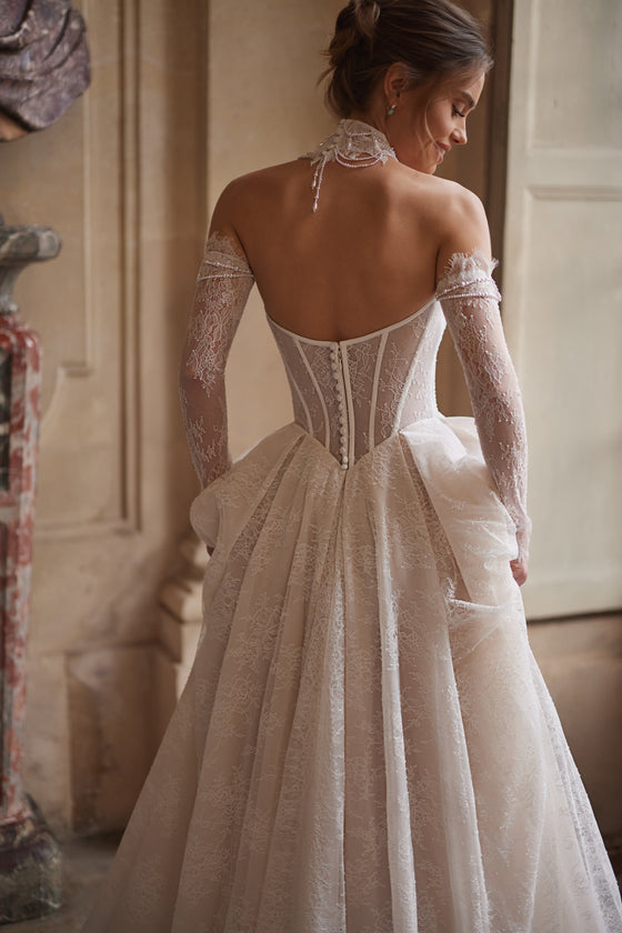 Choker Blanche – choker in pizzo realizzato a mano che incornicia lo scollo.