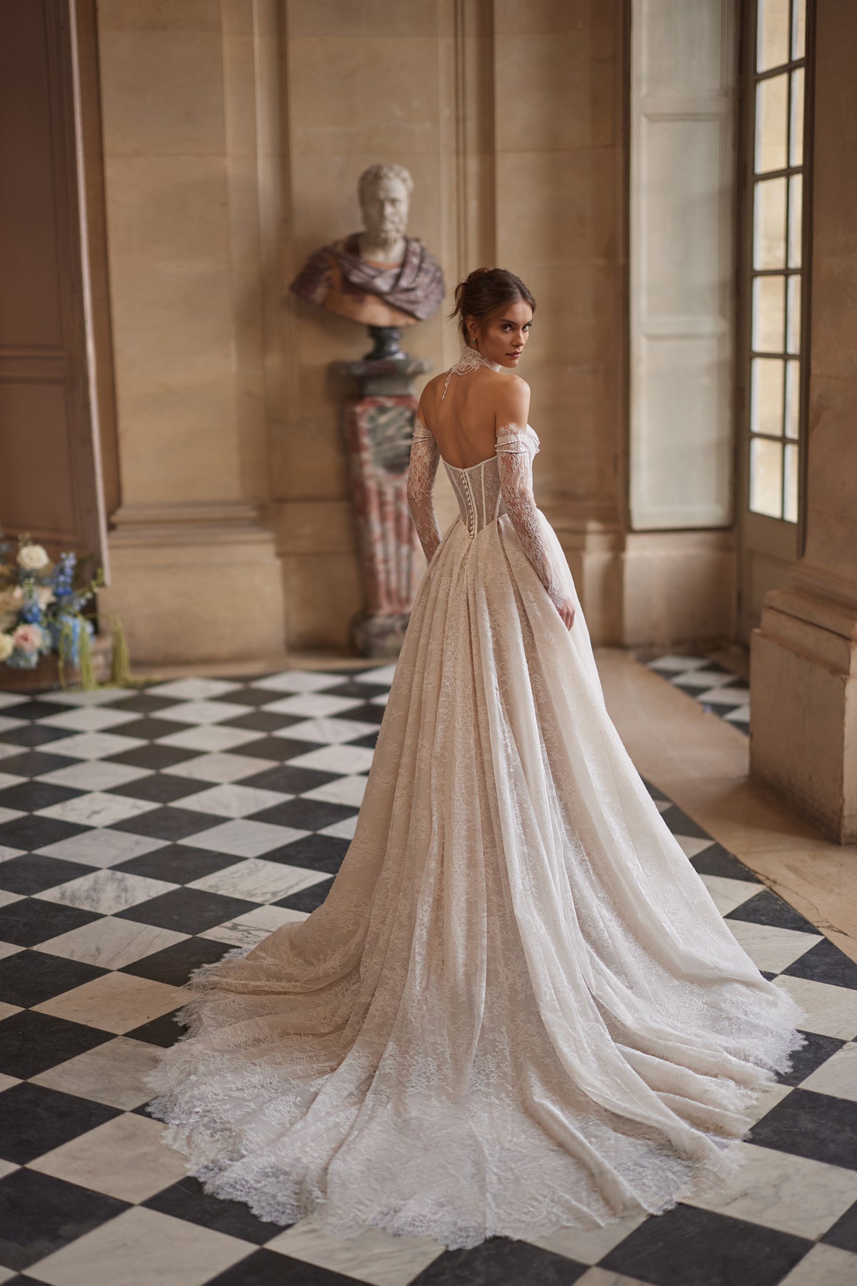 Abito da sposa Blanche – silhouette a trapezio con un corsetto decorato di perline, una morbida gonna in pizzo e maniche che lasciano le spalle scoperte.