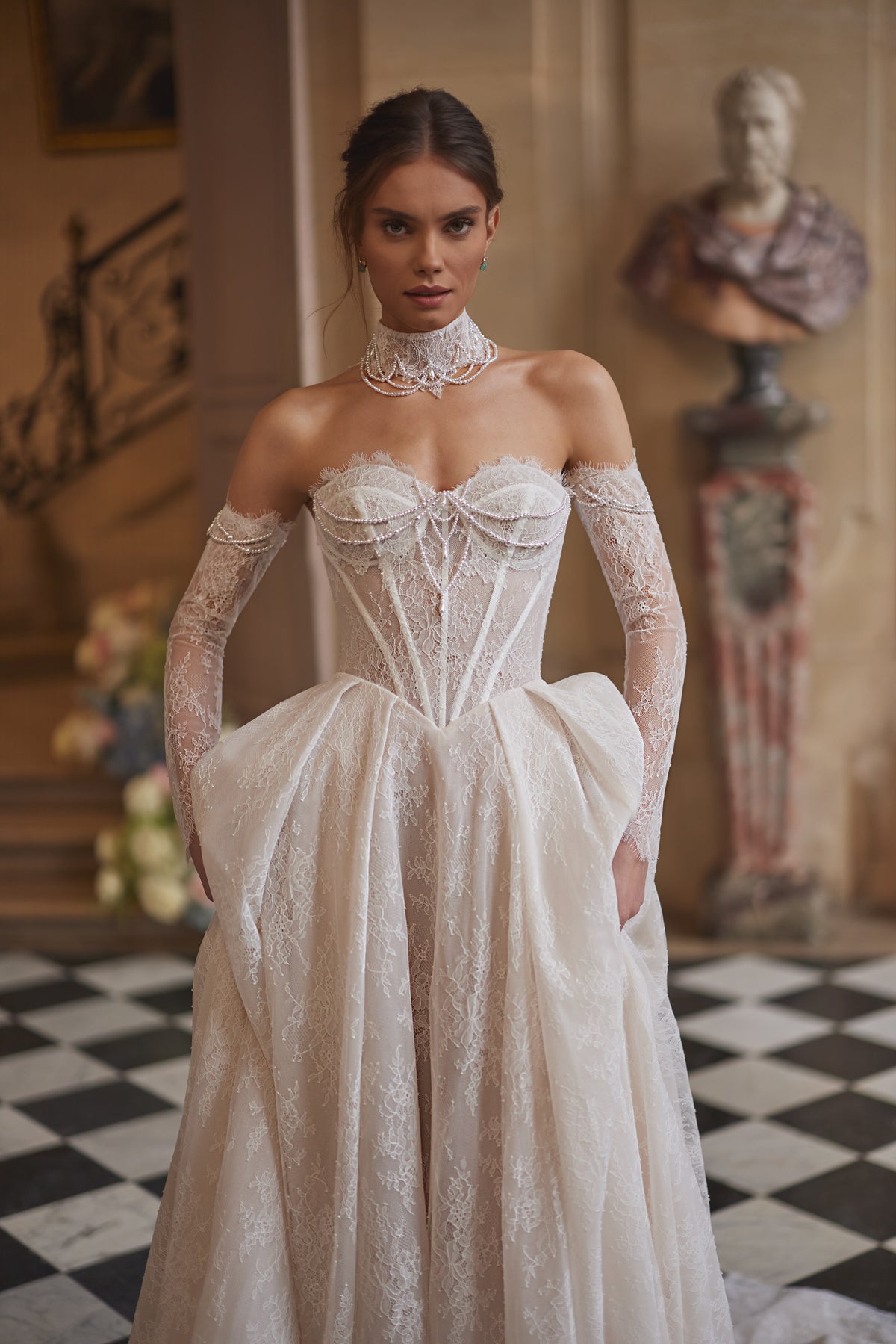 Abito da sposa Blanche della collezione Something Blue 2027 – un corsetto decorato di perline, una morbida gonna in pizzo e maniche che lasciano le spalle scoperte.