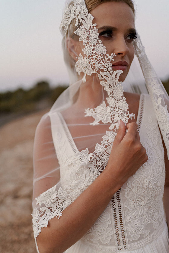 Velo cattedrale in pizzo – velo da sposa a cattedrale di DAMA Couture.