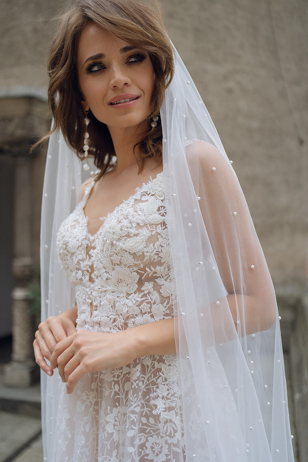Velo cattedrale con perle – velo da sposa a cattedrale visto da dietro.