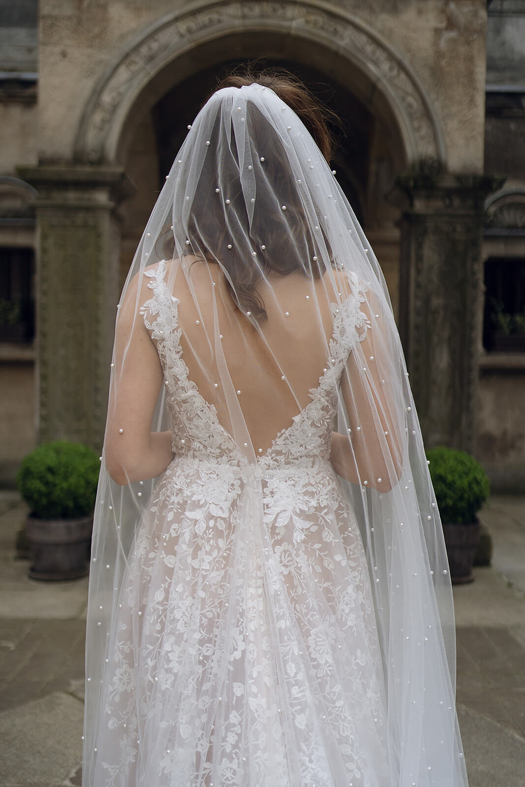 Velo cattedrale con perle – dettaglio del velo da sposa a cattedrale.
