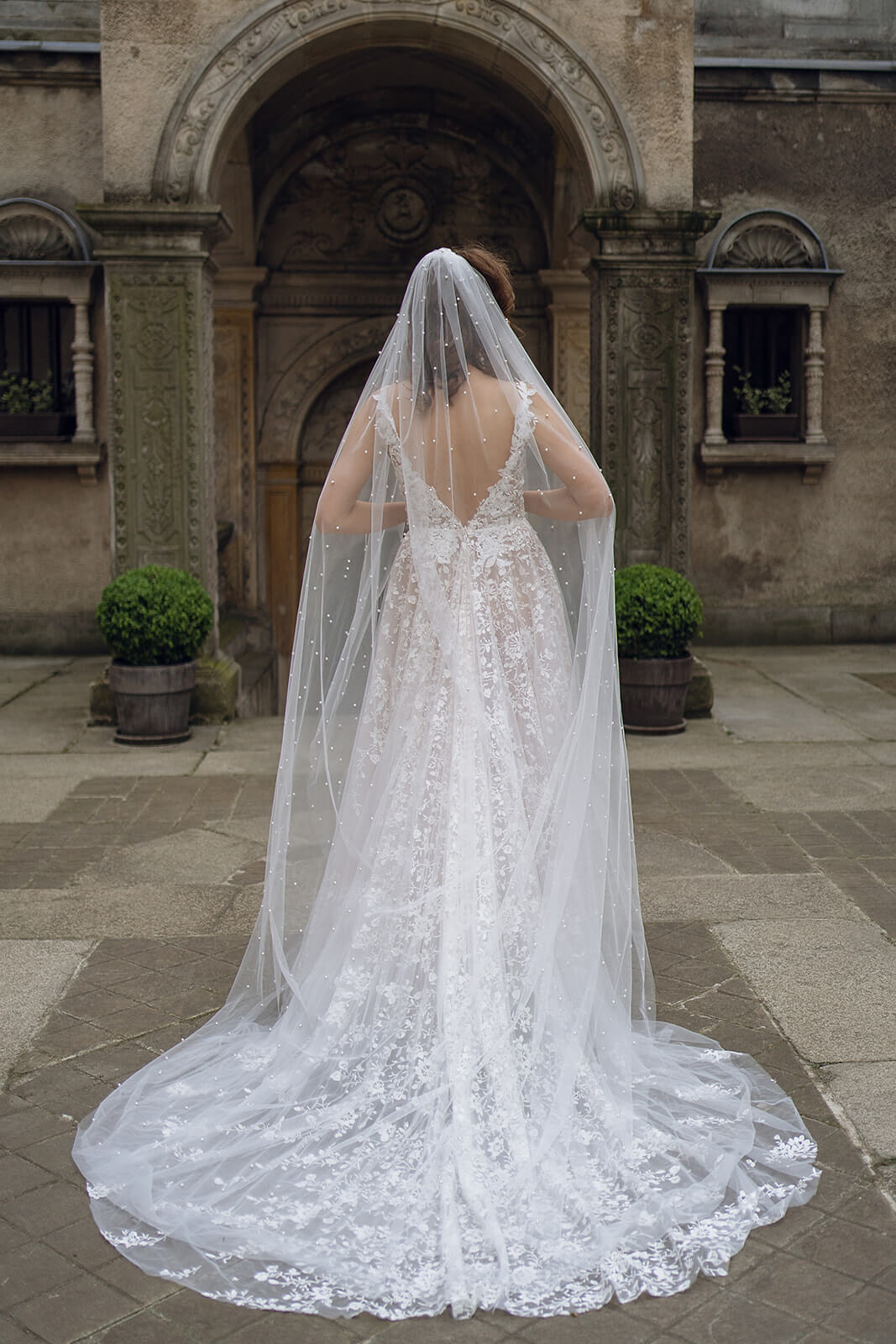 Velo cattedrale con perle – velo da sposa a cattedrale DAMA Couture, vista frontale.