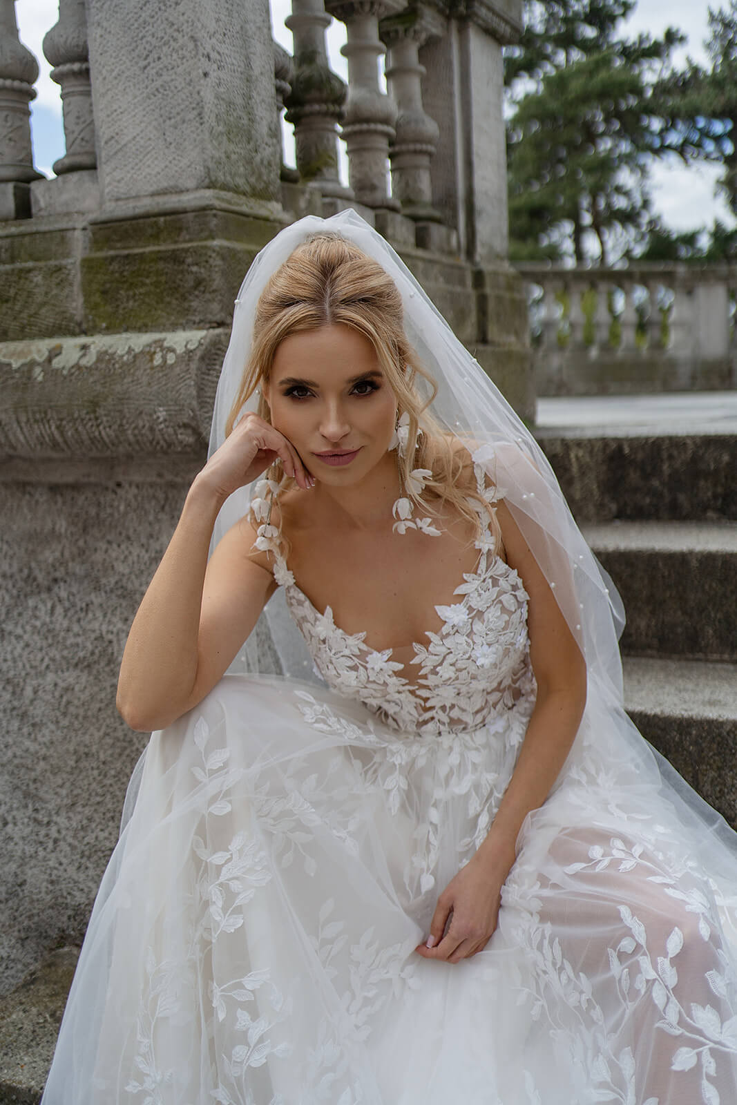 Velo Regular con perle – velo da sposa DAMA Couture, vista frontale.