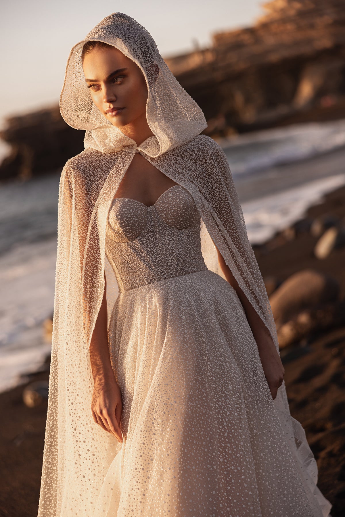 Cappa da sposa Amira, fluida e realizzata in tulle leggero, per fotografie sognanti nel vento.