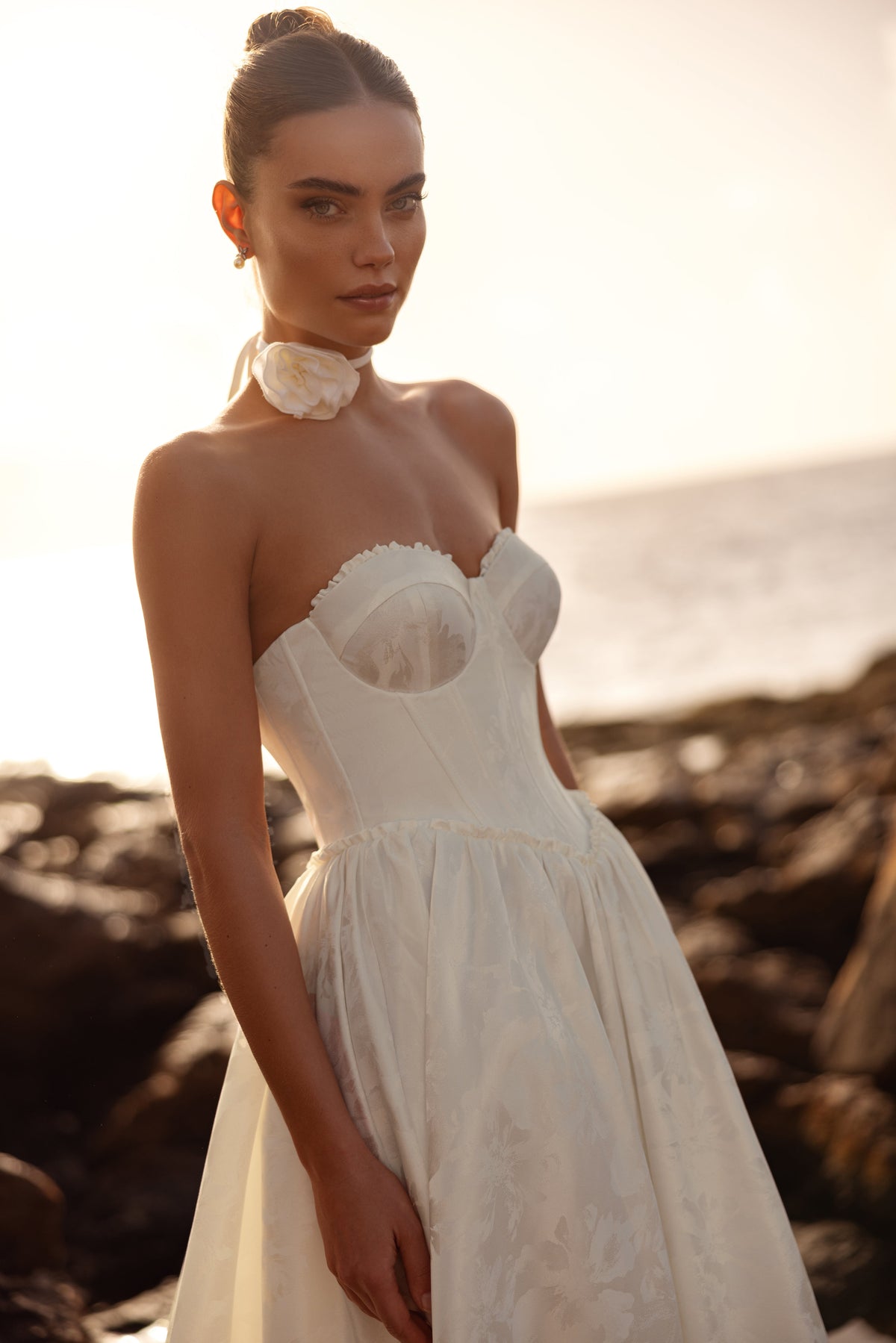Dettaglio dell’abito da sposa Cholly, con corsetto strutturato e motivo floreale al collo, per una sposa romantica.