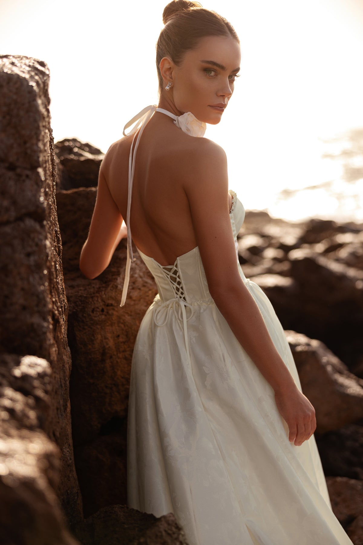 Vista posteriore dell’abito da sposa Cholly, con corsetto allacciato e profonda scollatura sulla schiena, per un’eleganza sensuale.