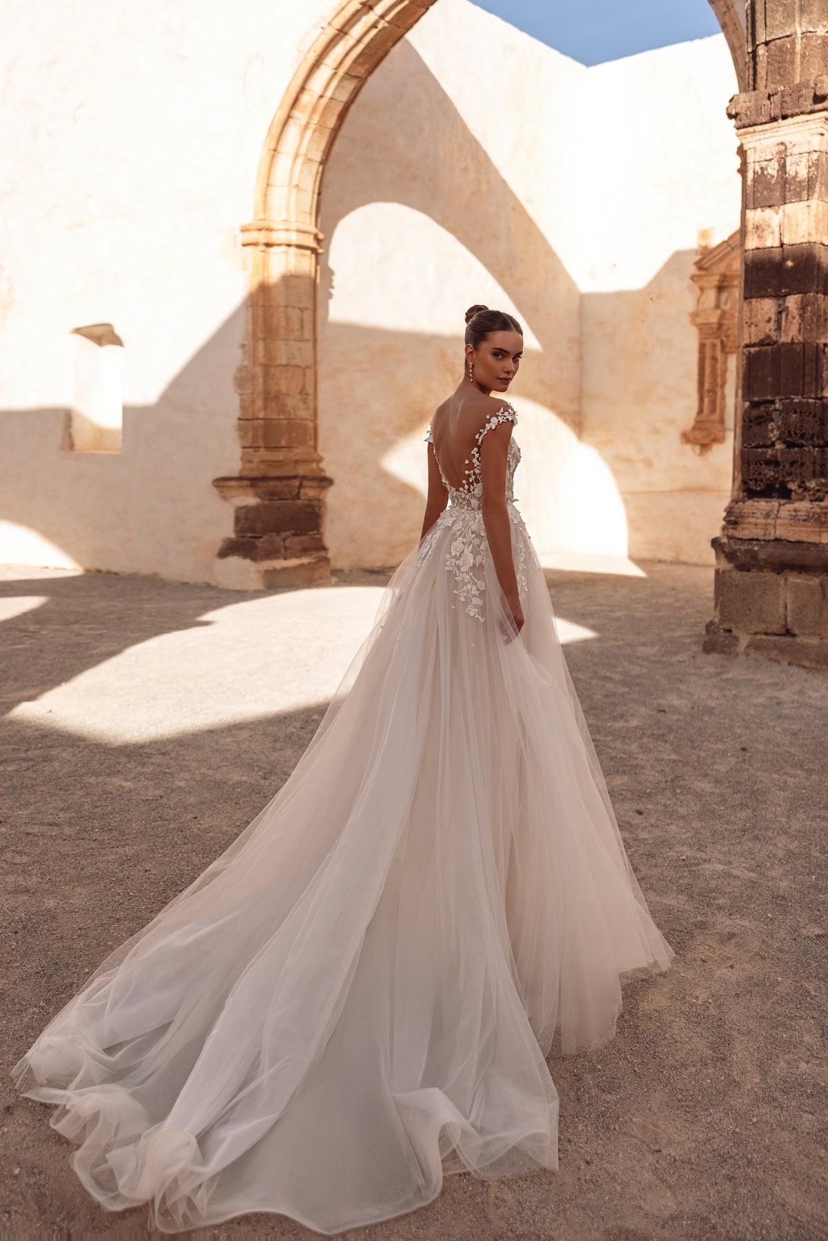 Il dettaglio dell’abito da sposa Andrea mostra il raffinato corpetto in pizzo 3D e le trasparenze del tulle, dalla finitura couture.
