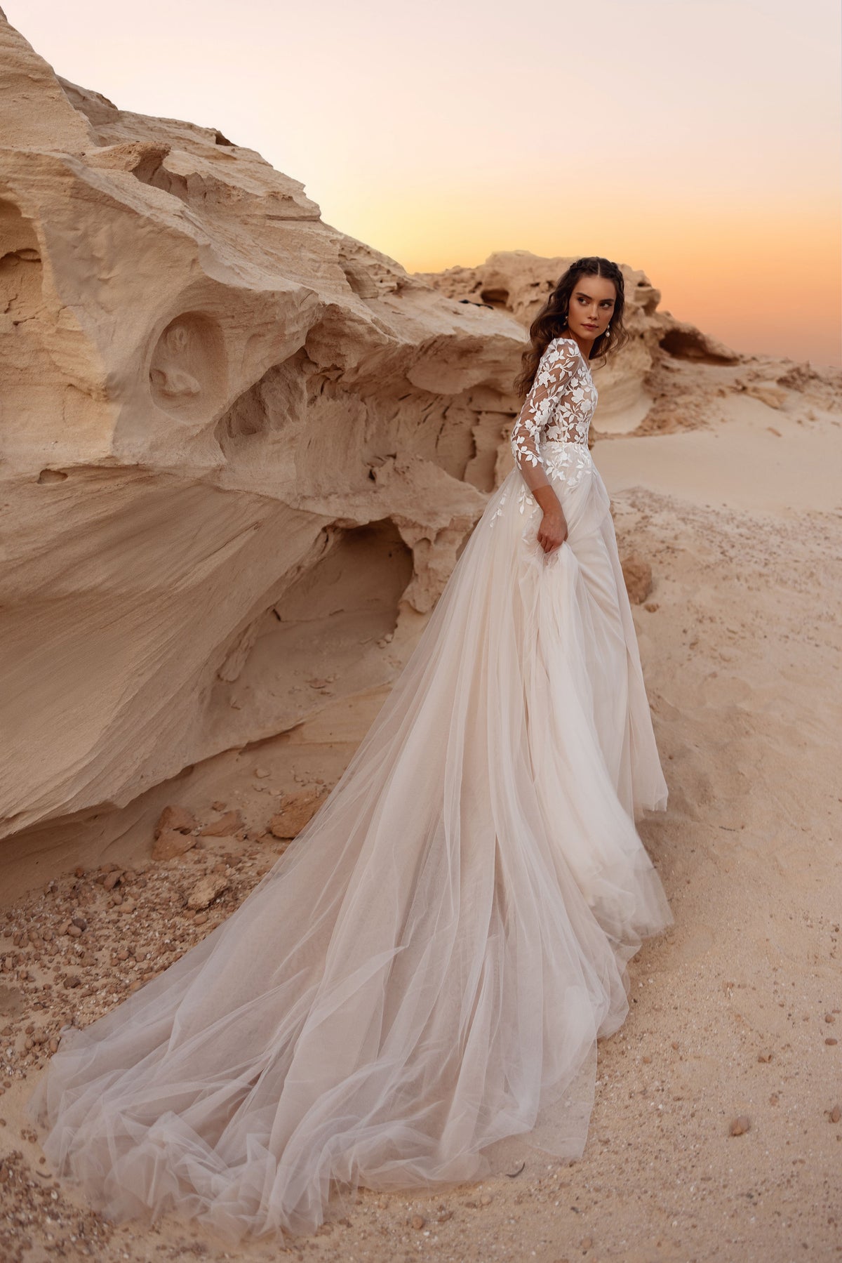 L’abito da sposa Armori, con scollo profondo e corpetto in pizzo floreale 3D, unisce stile contemporaneo e romanticismo senza tempo.