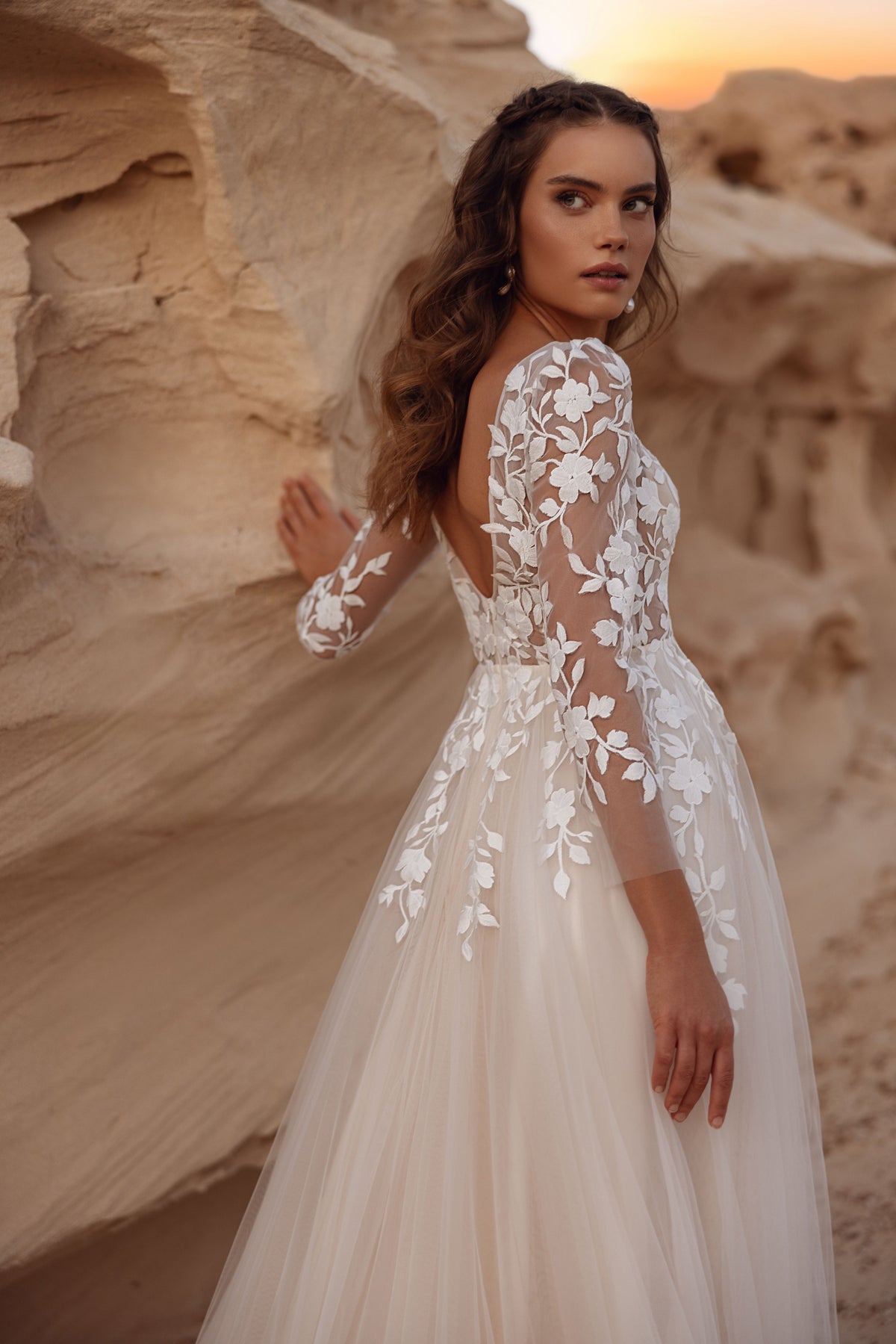 Il retro dell’abito da sposa Armori mostra pizzo floreale trasparente e una morbida gonna in tulle, per una linea femminile e aggraziata.