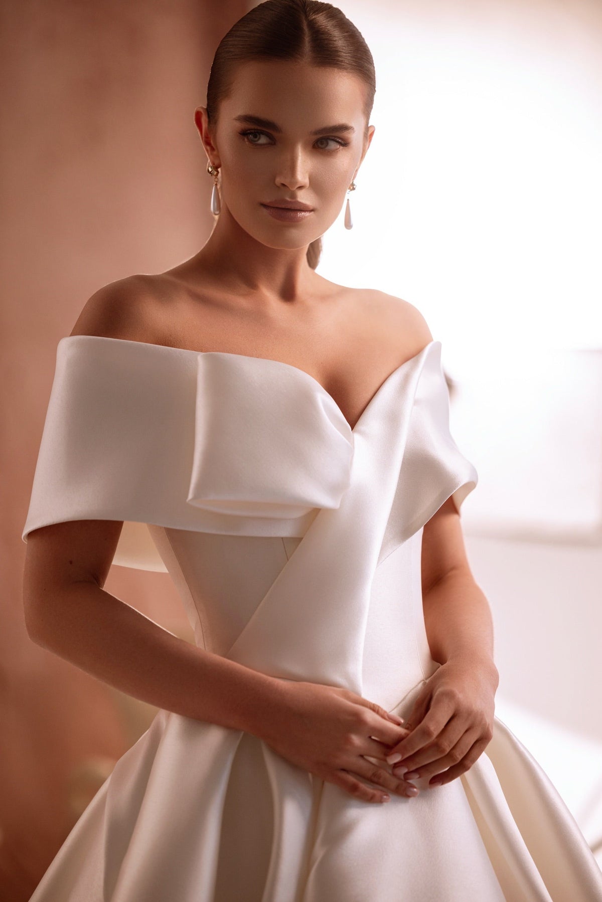 Il retro dell’abito da sposa Avin, con bottoncini delicati e spalle scoperte, esprime una raffinatezza senza tempo.