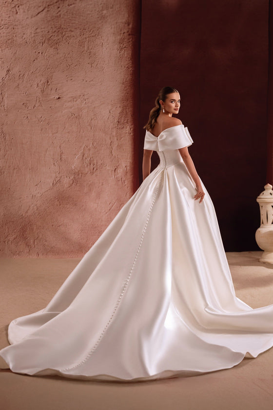 L’abito da sposa Avin a principessa, con voluminosa gonna in raso, crea un look prezioso e senza tempo.