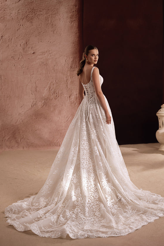 L’abito da sposa Becco presenta un corpetto in pizzo e una gonna ampia, per un romantico look da principessa.