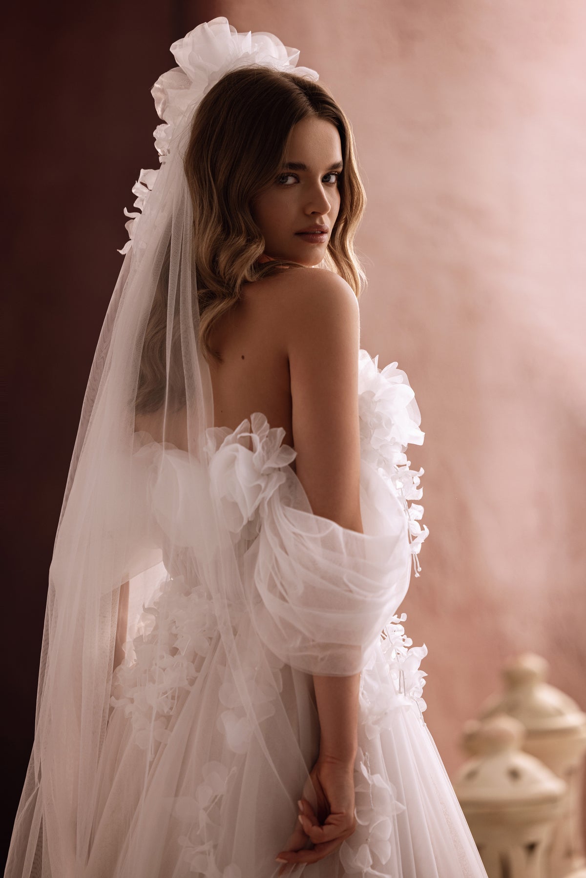 Il dettaglio dell’abito da sposa Bella mostra il corpetto floreale 3D e il tulle trasparente, per un accento romantico contemporaneo.