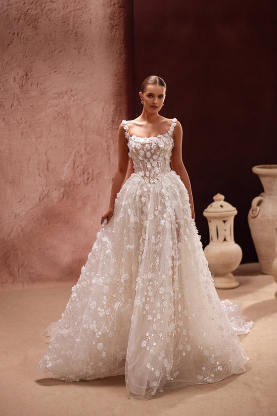 L’abito da sposa Cintra presenta un corpetto in pizzo floreale con applicazioni 3D, per un look prezioso e romantico.