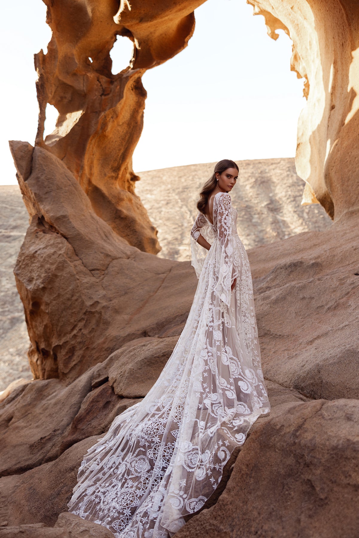 Il retro dell’abito da sposa Dune mostra intricati ricami in pizzo e uno strascico cattedrale fluido.
