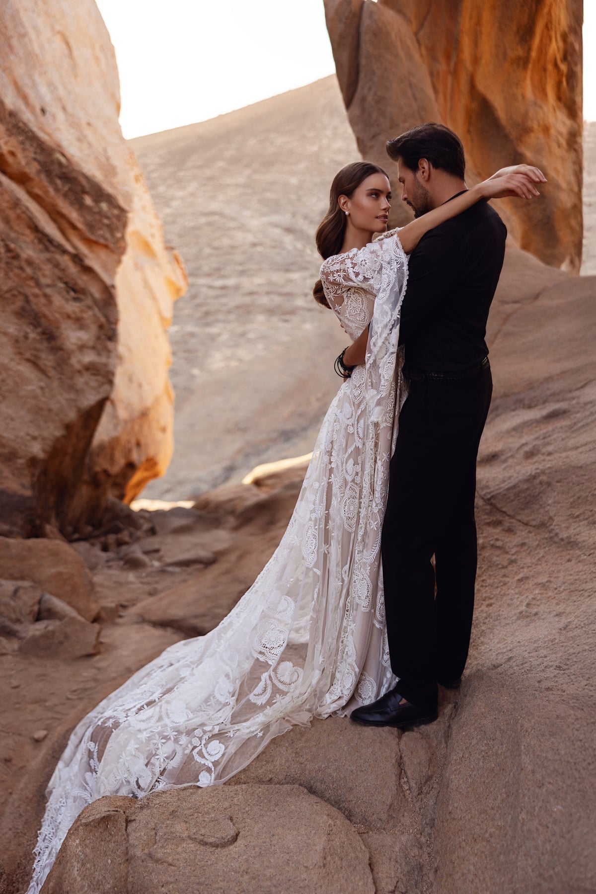 L’abito da sposa Dune, con strascico in pizzo, racconta l’intimità e il romanticismo di una storia d’amore ispirata al deserto.