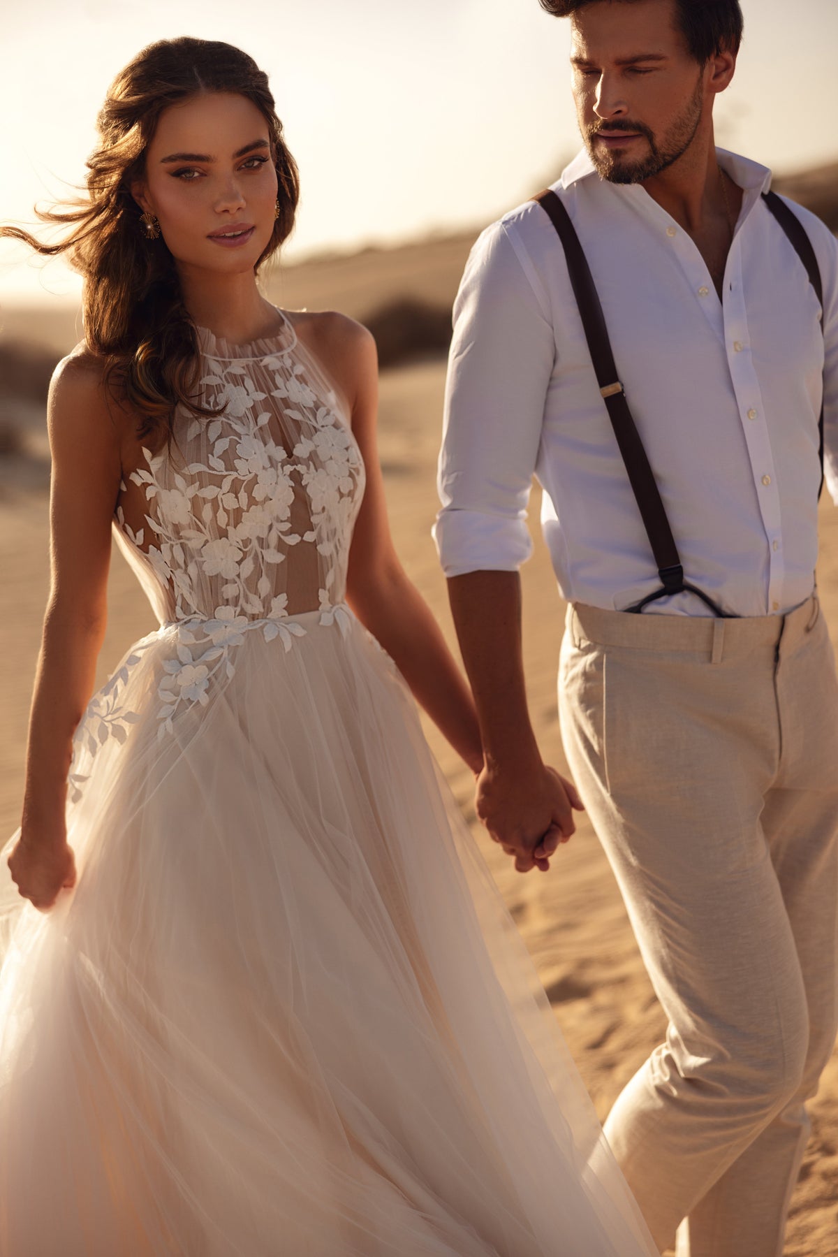 Il retro dell’abito da sposa Ellie presenta un delicato laccio in tulle e la schiena scoperta, per un accento femminile e leggero.