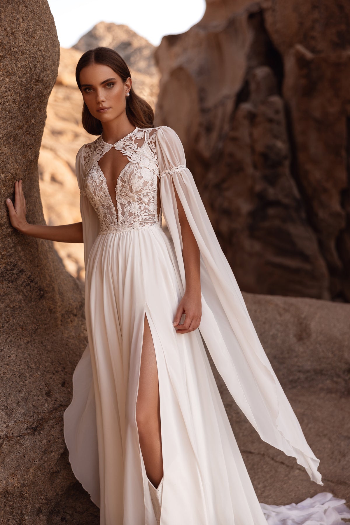 Il retro dell’abito da sposa Etra presenta intricati dettagli in pizzo e morbide maniche in chiffon, per un look romantico e senza tempo.