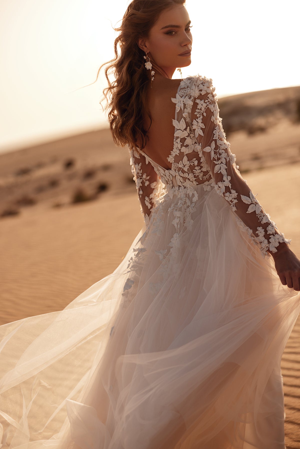 L’abito da sposa Farida risplende nella luce del tramonto, mostrando il pizzo floreale 3D e gli strati eterei di tulle.