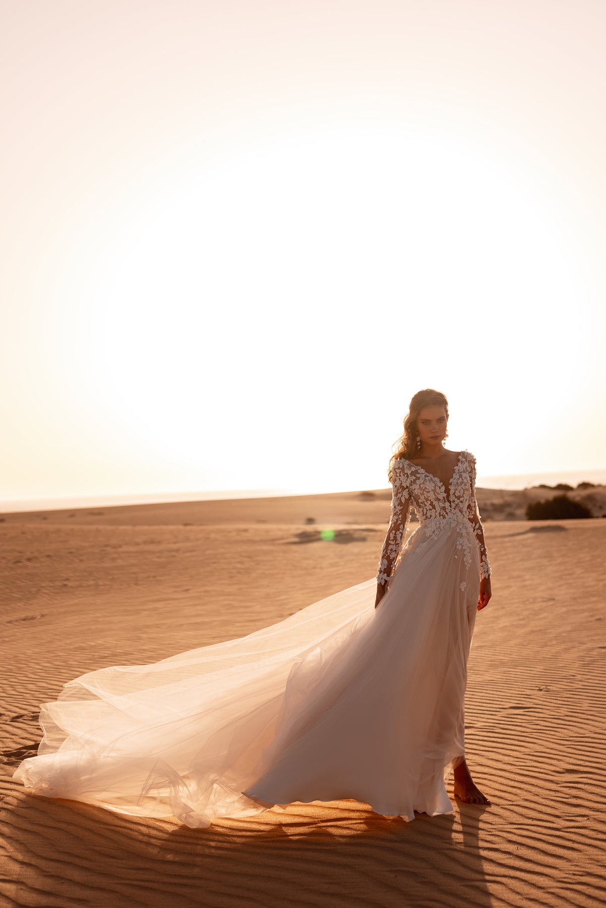 L’abito da sposa Farida a trapezio, con pizzo floreale e tulle leggero, crea un look da fiaba.