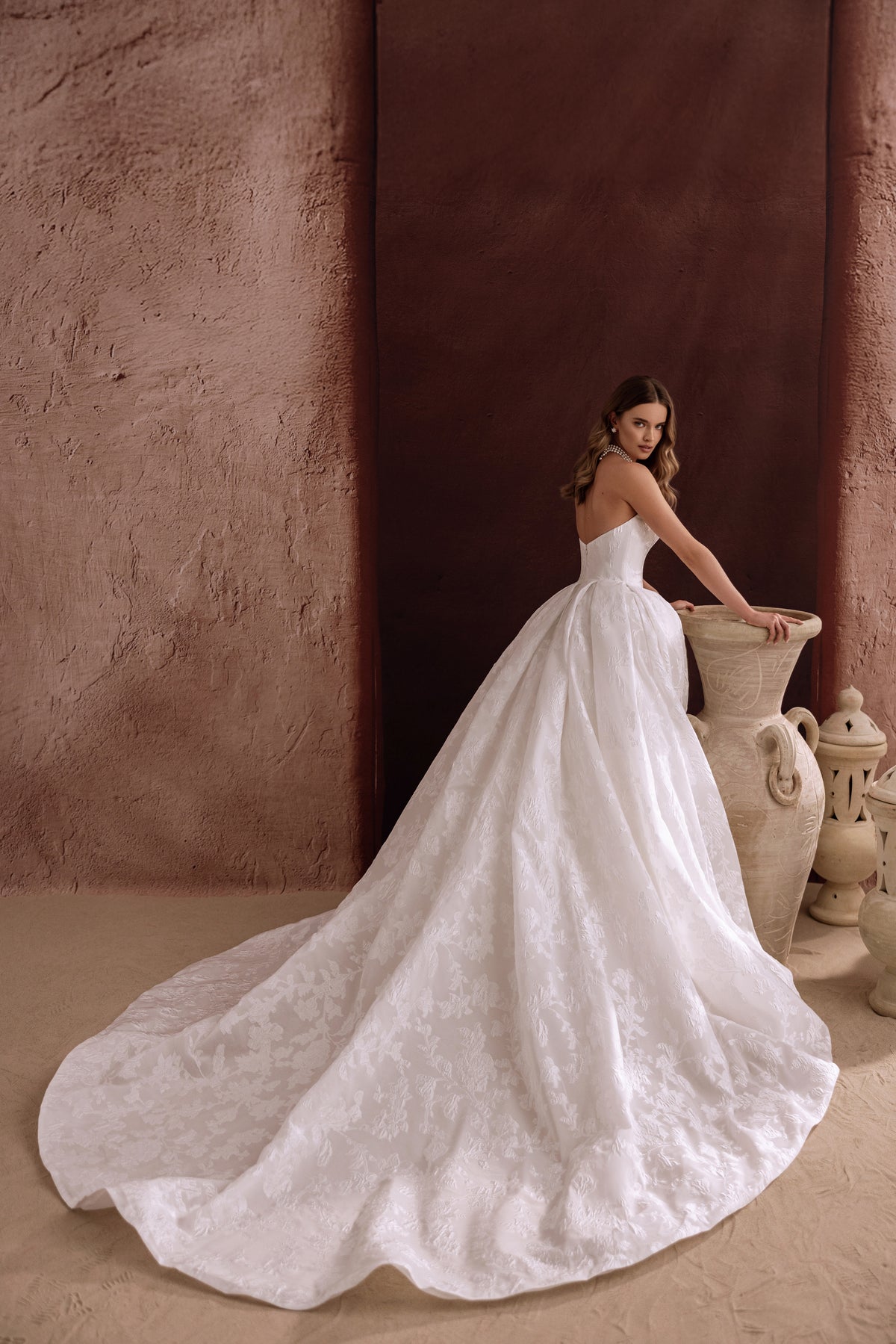 L’abito da sposa Hebe unisce la linea a principessa senza tempo a dettagli contemporanei come le tasche e il jacquard floreale.