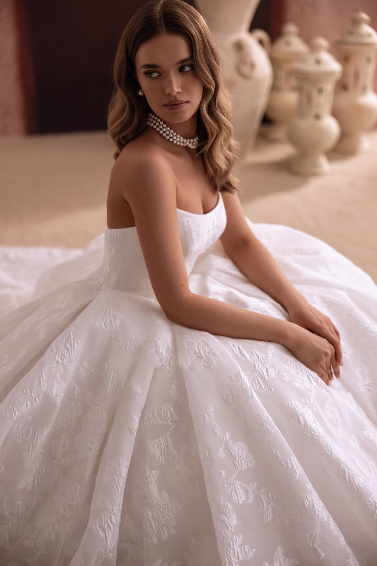 Il dettaglio del corpetto dell’abito da sposa Hebe mette in risalto la raffinata trama jacquard floreale e la vestibilità che valorizza la figura.