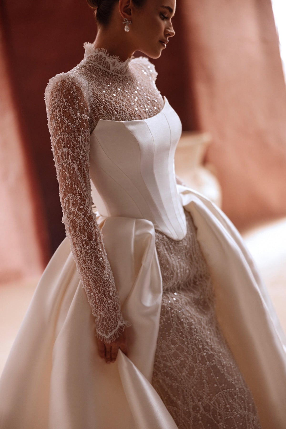 Il retro dell’abito da sposa Henriette rivela un romantico disegno in pizzo e un aggraziato strascico dal bordo smerlato.