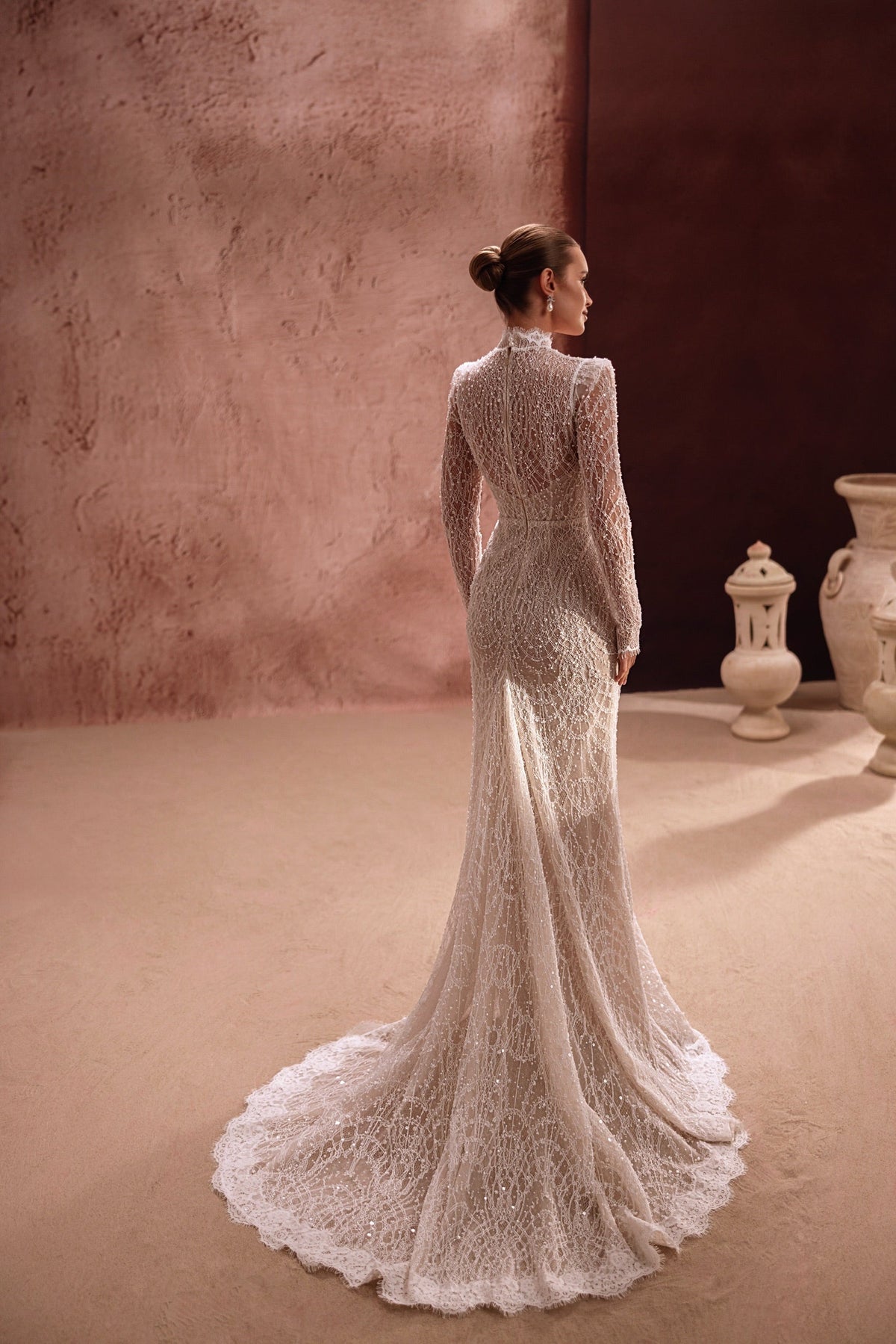 Il retro dell’abito da sposa Henriette rivela un romantico disegno in pizzo e un aggraziato strascico dal bordo smerlato.