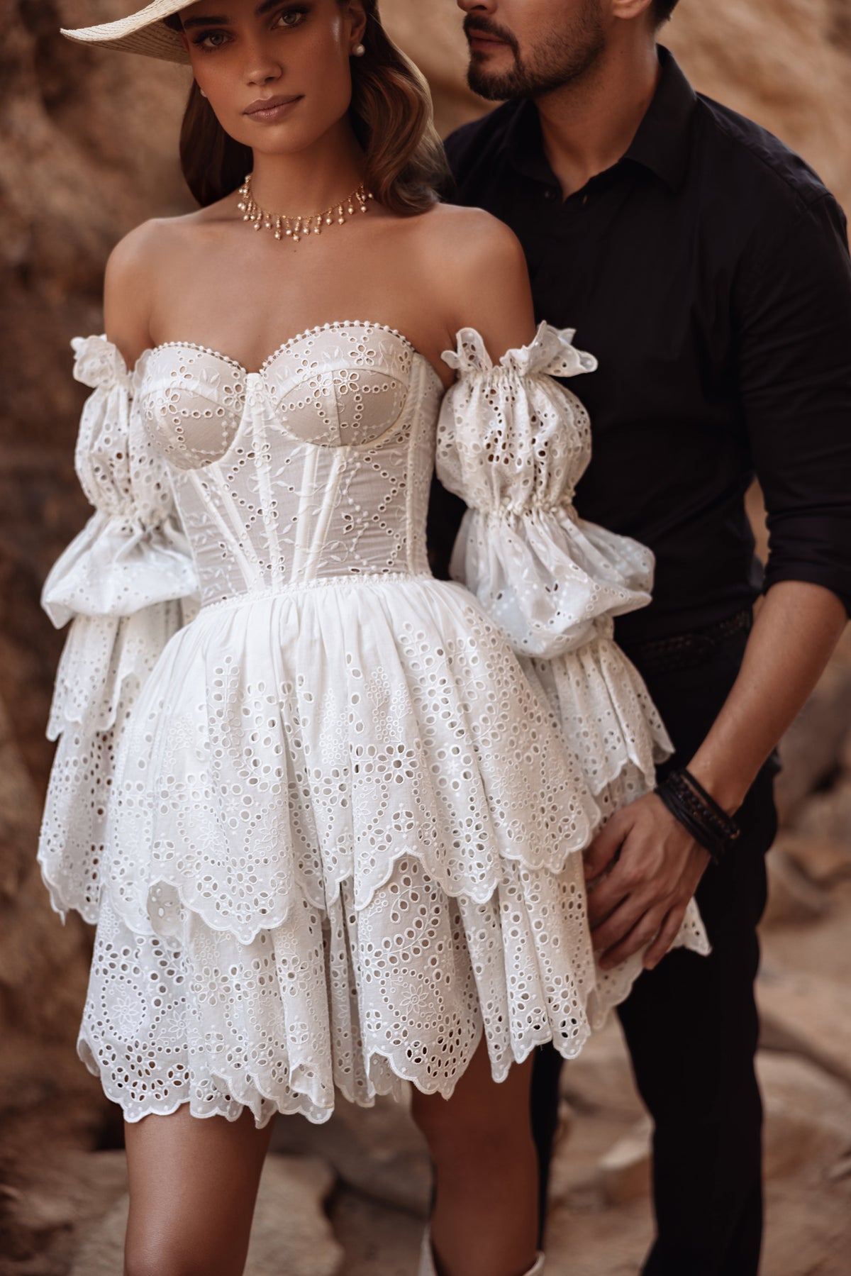 Il retro dell’abito da sposa Jolena mostra un corsetto allacciato e maniche che lasciano scoperte le spalle, dal carattere boho romantico.
