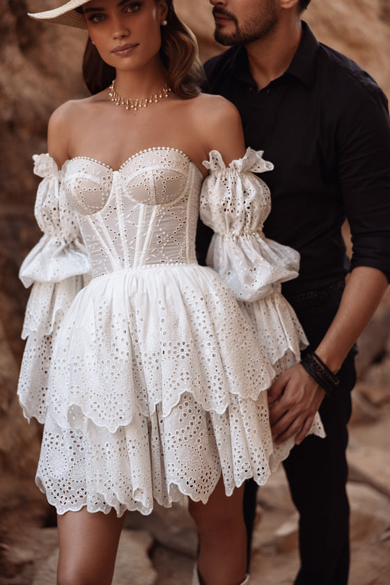 Il retro dell’abito da sposa Jolena mostra un corsetto allacciato e maniche che lasciano scoperte le spalle, dal carattere boho romantico.