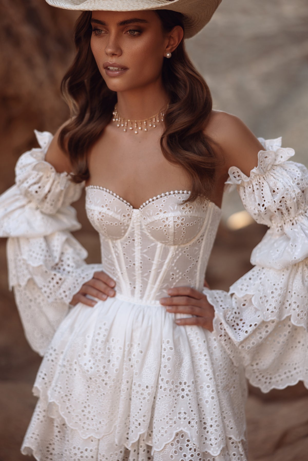 L’abito da sposa corto Jolena in stile boho western unisce un corsetto in pizzo a una vivace gonna ricamata, per un look deciso.