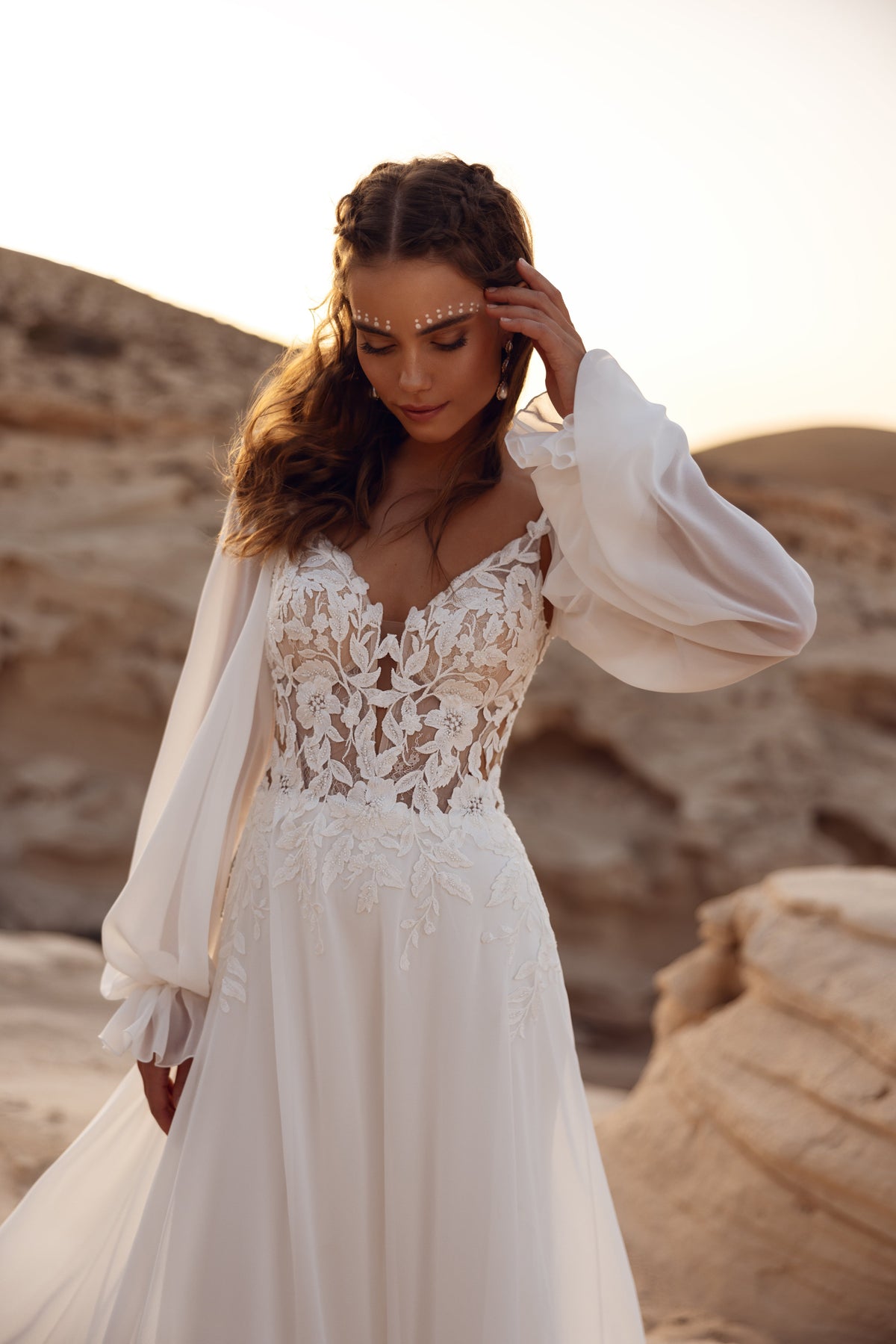 L’abito da sposa Judith, con lungo strascico ricamato, esprime romanticismo senza tempo ed eleganza contemporanea.