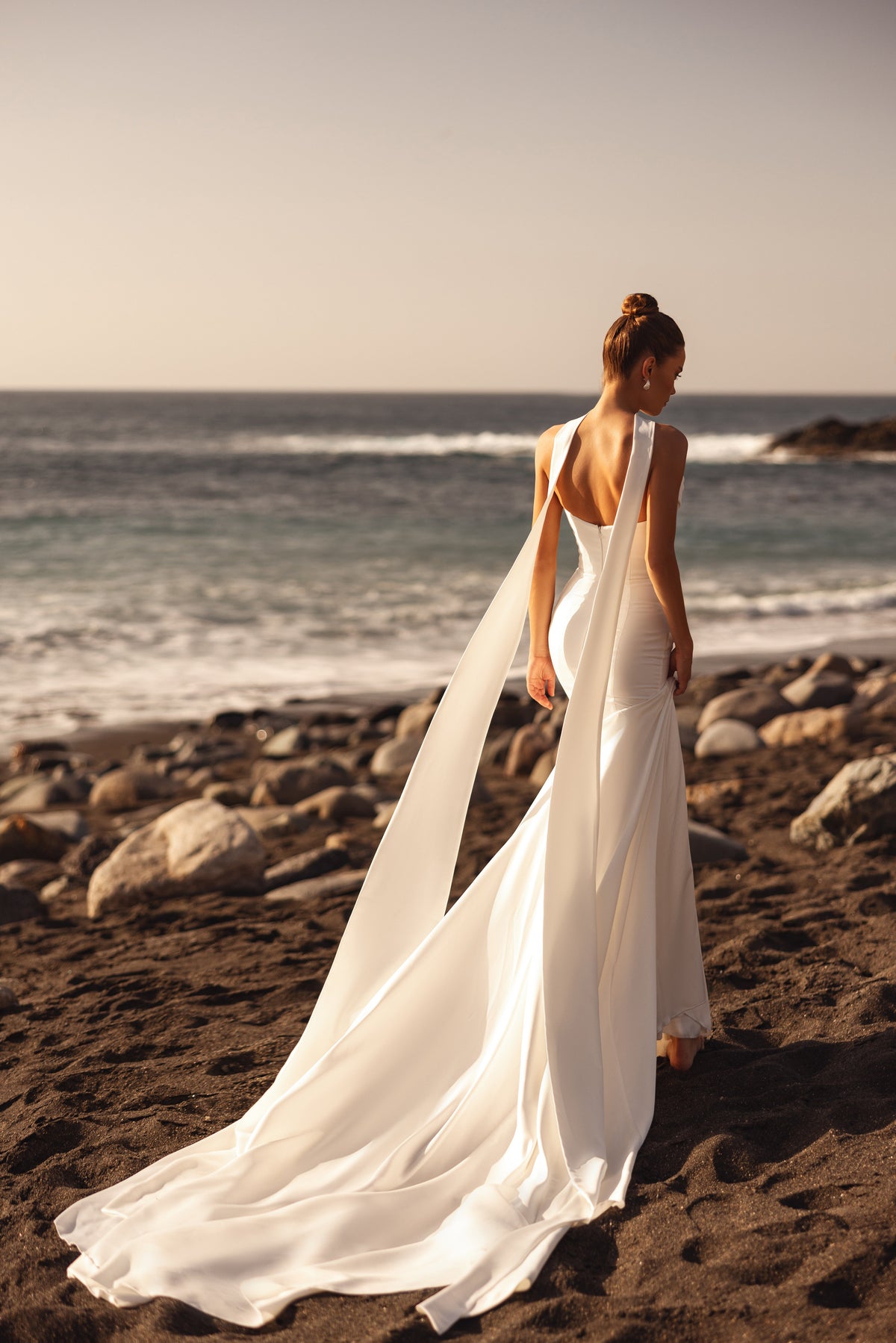 L’abito da sposa Luna, con scollo drappeggiato, valorizza le curve con una raffinatezza disinvolta.