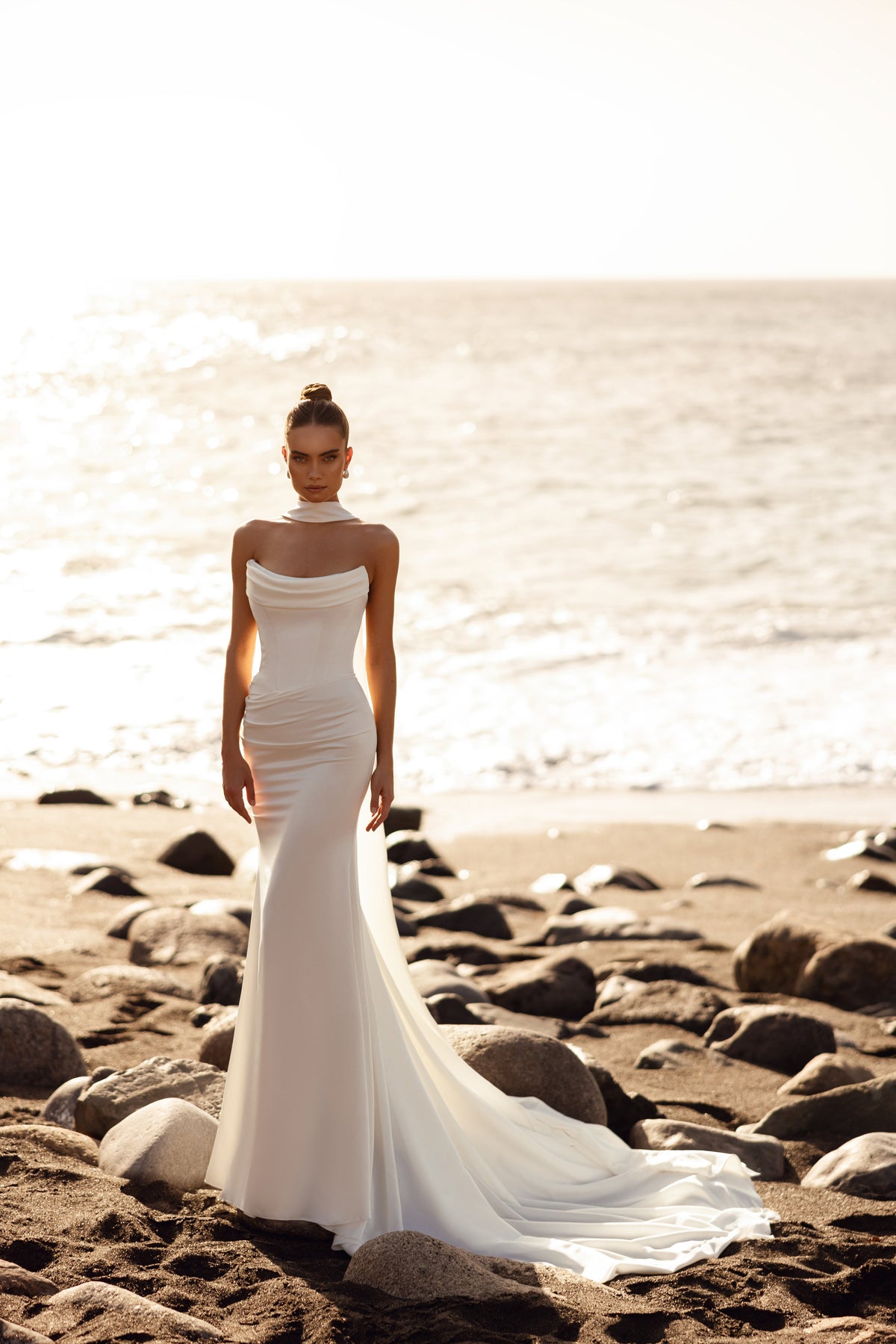 L’abito da sposa Luna, con schiena scoperta e lunghi nastri di raso, esprime eleganza senza tempo e sensualità.