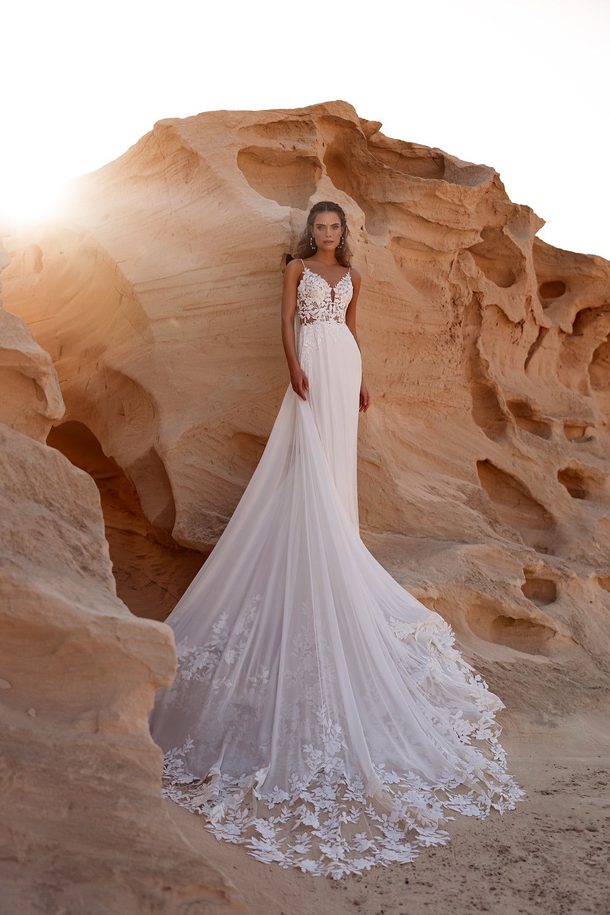 Cappa da sposa Malika con lungo strascico cattedrale e applicazioni di pizzo floreale, per matrimoni boho contemporanei.