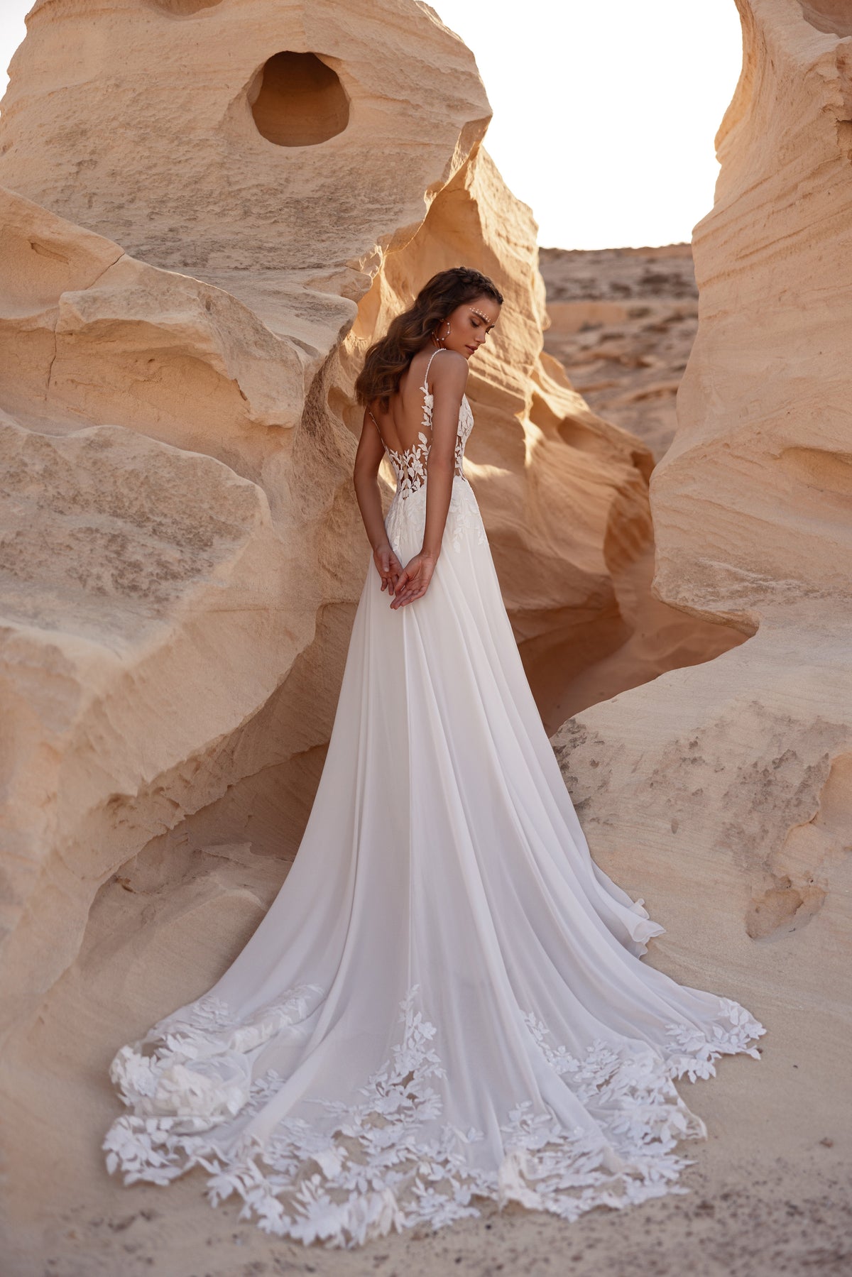 L’abito da sposa Malika presenta uno strascico d’effetto in pizzo floreale, che aggiunge movimento ed eleganza.