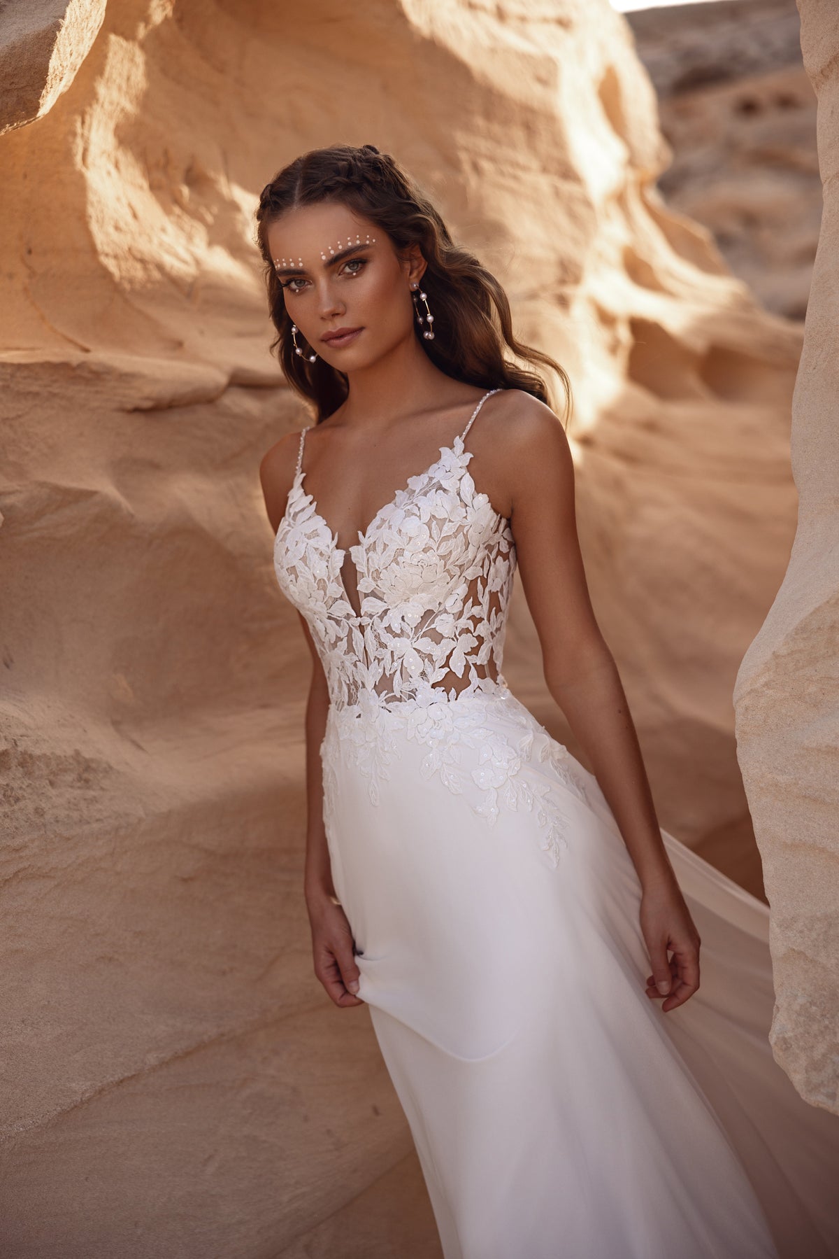 La schiena scoperta dell’abito da sposa boho Malika, decorata con dettagli in pizzo, valorizza la figura femminile.