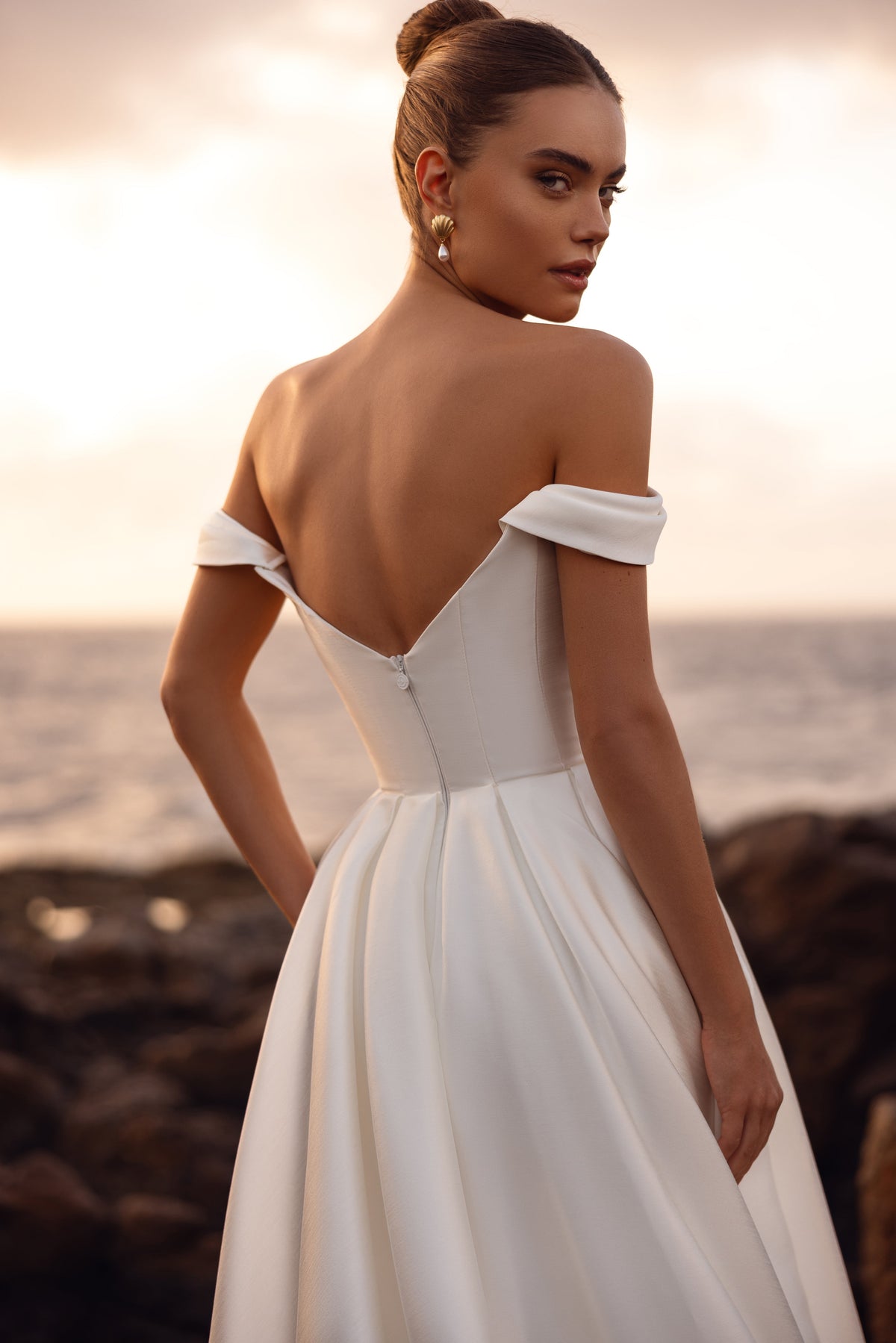 L’abito da sposa Mellisandre presenta uno scollo a spalle scoperte e una profonda scollatura sulla schiena, per un’eleganza senza tempo.