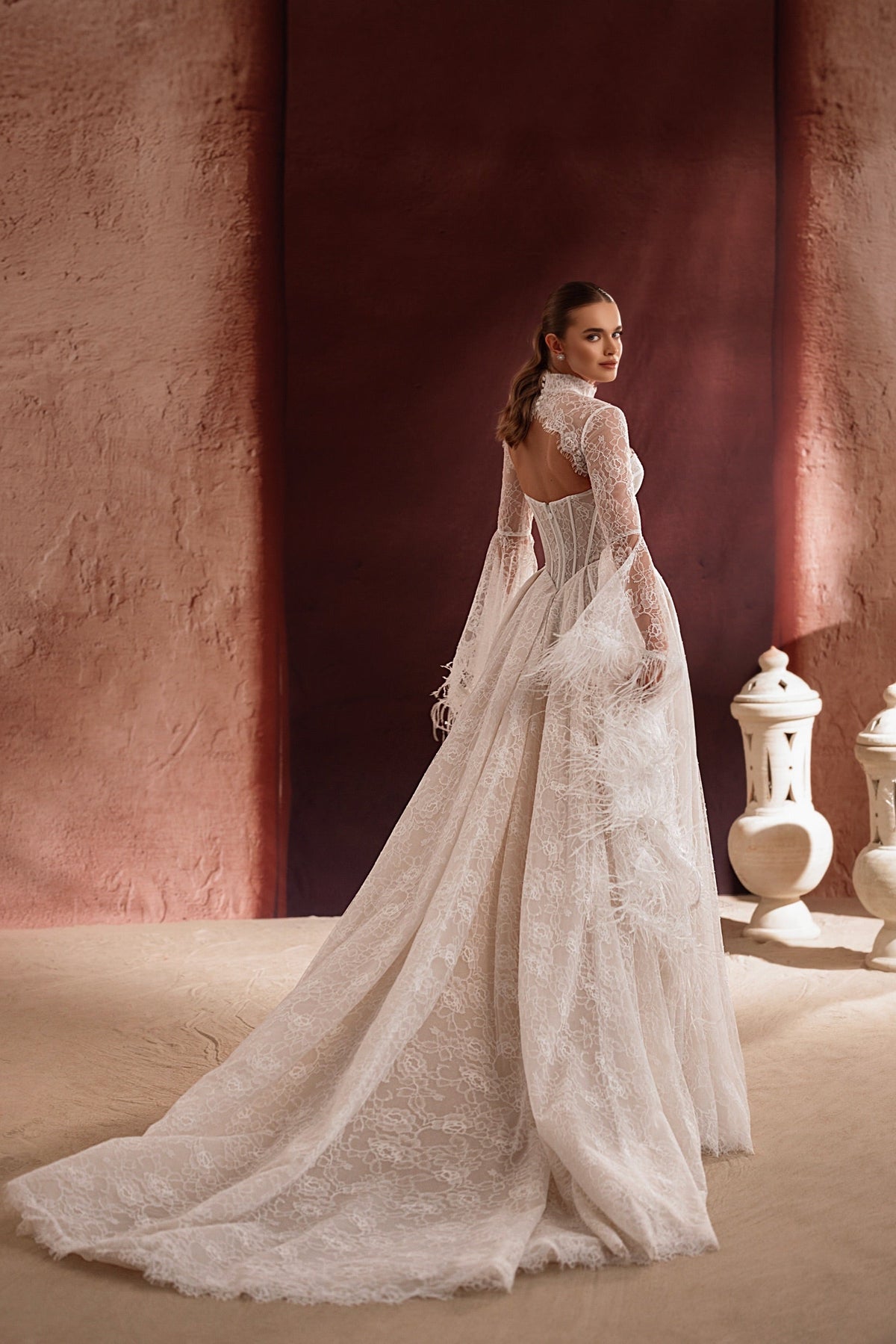 Il bolero da sposa Michelle in pizzo, con schiena scoperta e dettagli delicati, crea un look glamour.