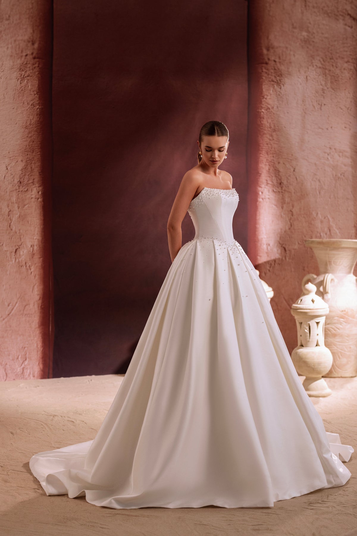 L’abito da sposa Noor a principessa, con corpetto impreziosito di perle, esprime una bellezza preziosa e senza tempo.