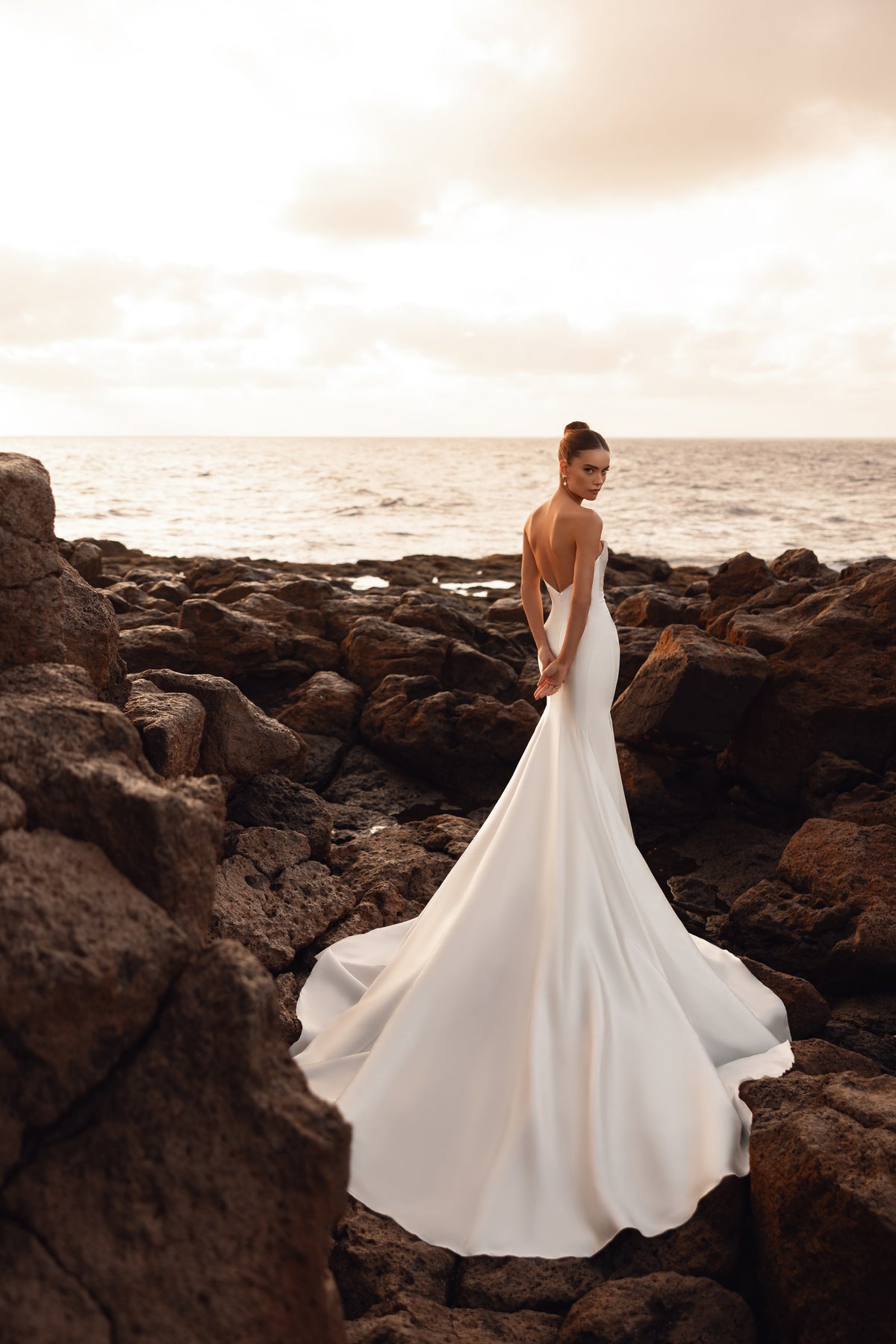L’abito da sposa Soraya senza spalline valorizza la vita con una linea pulita e una preziosa finitura satinata.