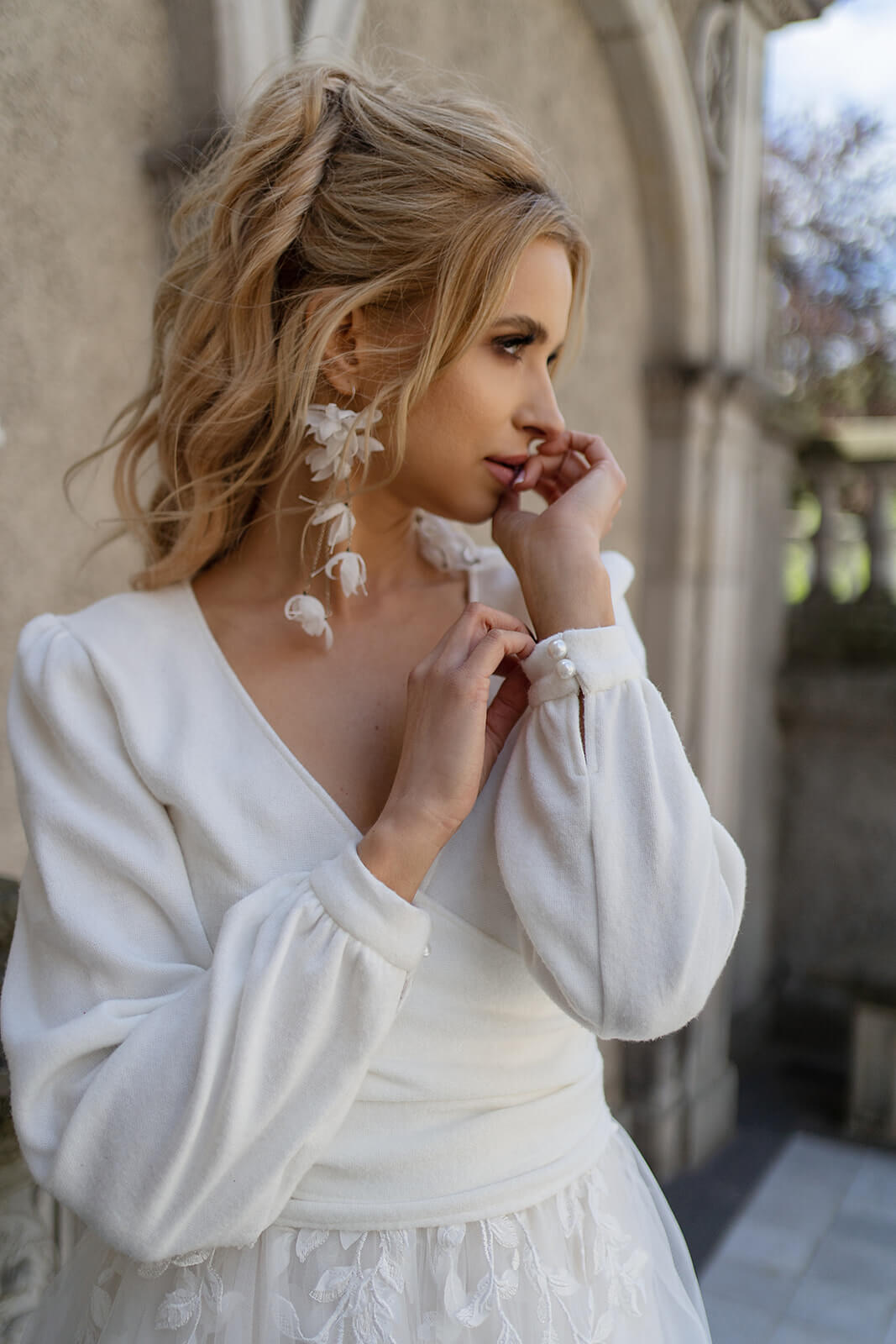 Pullover con scollo a V davanti – coprispalle da sposa DAMA Couture.
