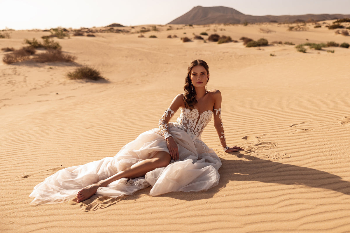 L’abito da sposa corto Tamara, con sopragonna in tulle, rivela uno stile deciso e contemporaneo.
