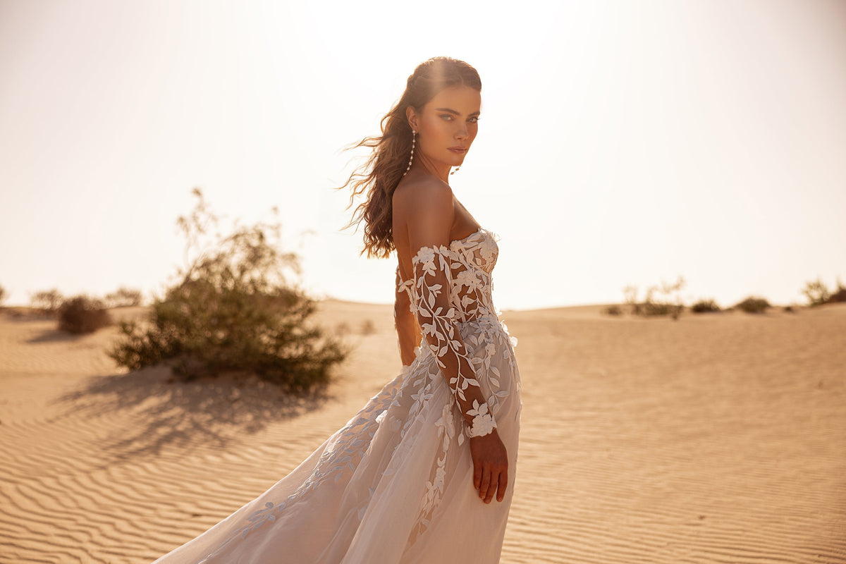 L’abito da sposa Tamara, con corsetto a cuore e applicazioni floreali, unisce disegno contemporaneo e romanticismo senza tempo.