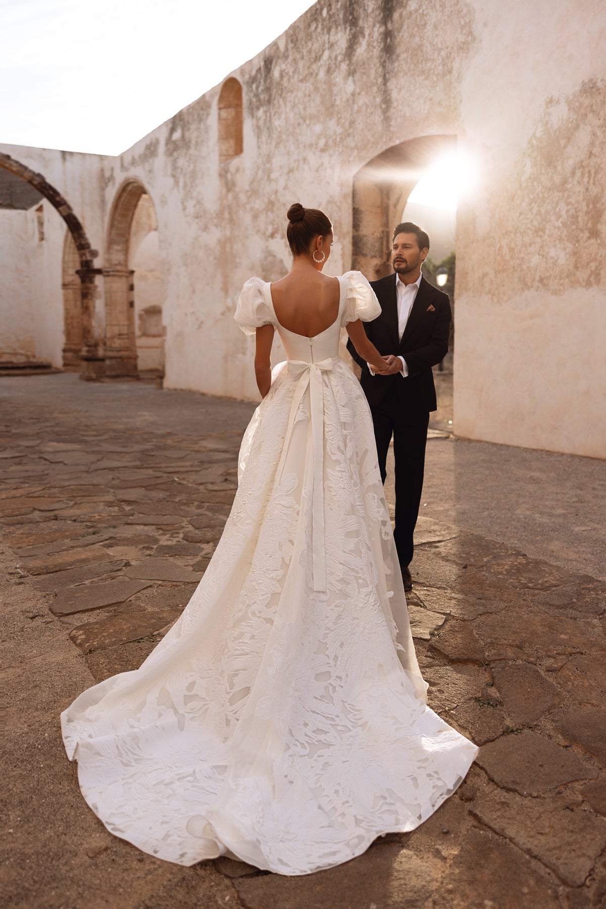 L’abito da sposa Vanilla, con corpetto strutturato e gonna in tulle ricamato, esprime un lusso raffinato.