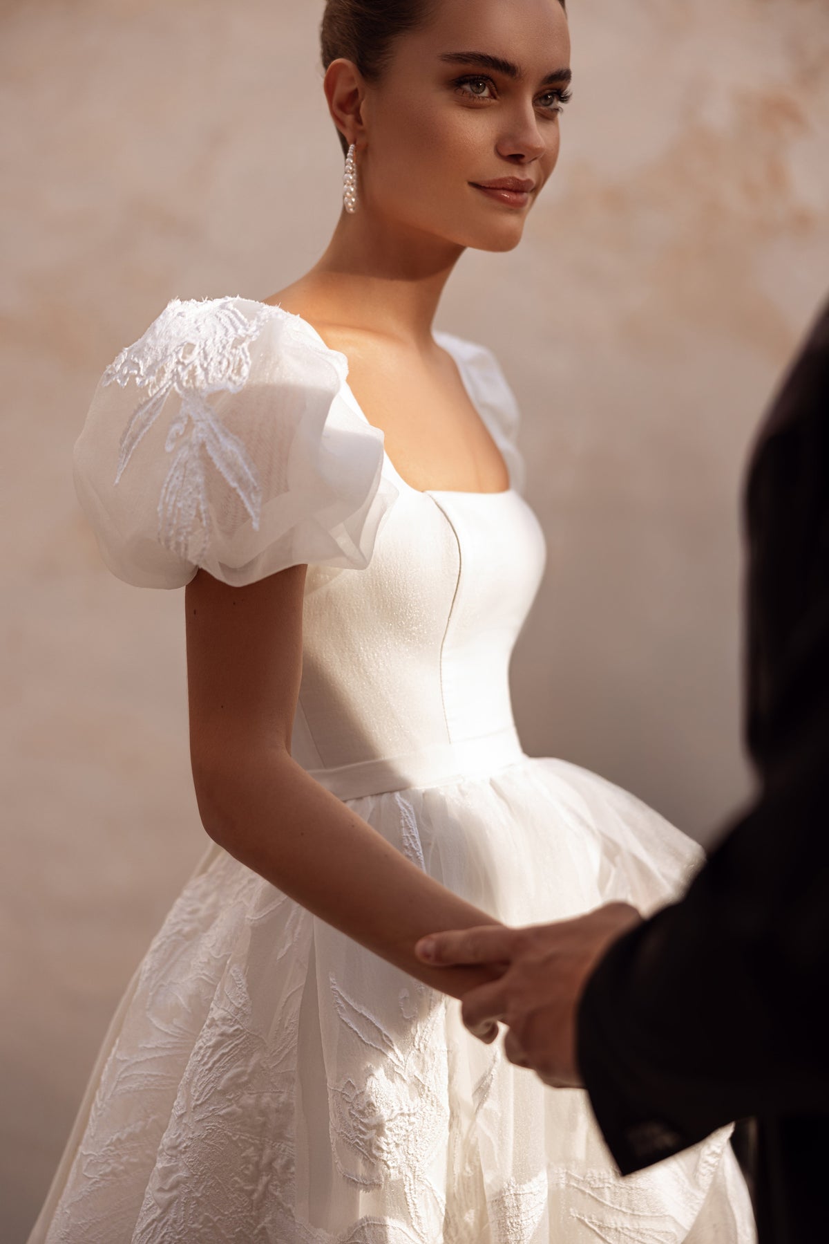 L’abito da sposa Vanilla, con ampia gonna ricamata a fiori, è una scelta per una sposa romantica.