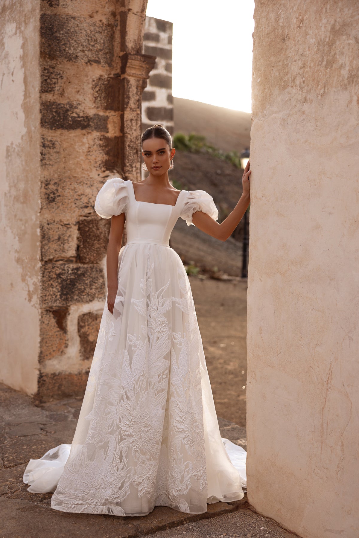 L’abito da sposa Vanilla, con schiena scoperta e dettaglio a fiocco, valorizza la figura della sposa.
