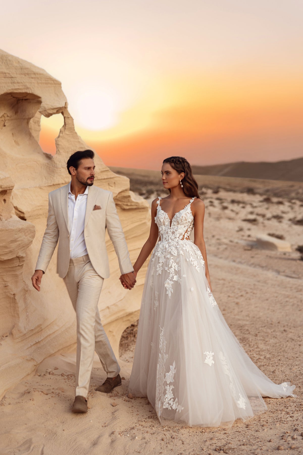 Dettaglio del corpetto dell’abito da sposa Zafira, con pizzo floreale 3D e delicate spalline sottili, che mette in risalto eleganza e leggerezza.