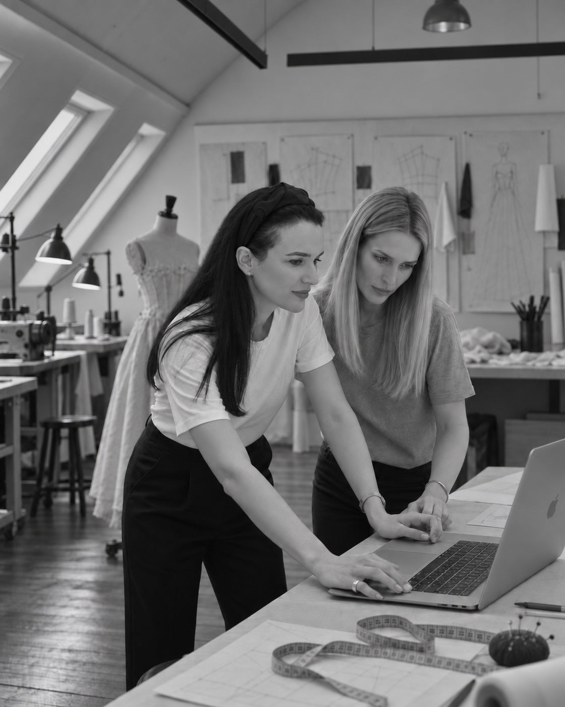 Agata (mora), designer e cofondatrice, Julia (bionda), amministrazione dell’ufficio